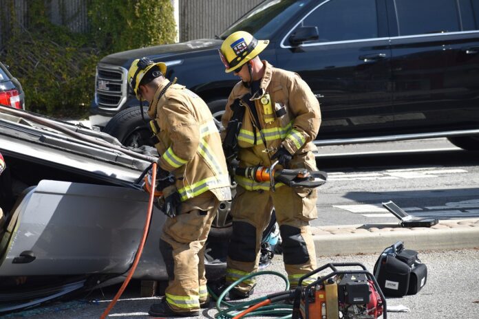 accident-g5311ba1fa_1280 Emergency respondents take emergency precautions to remove car accident victim from crashed vehicle