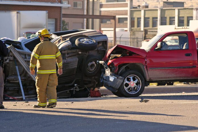 dreamstime_l_1416902 Emergency medic assists victims of accident
