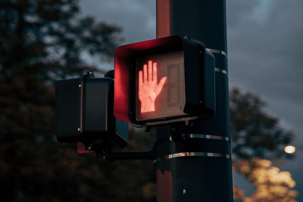 traffic light depicting cross walk symbol