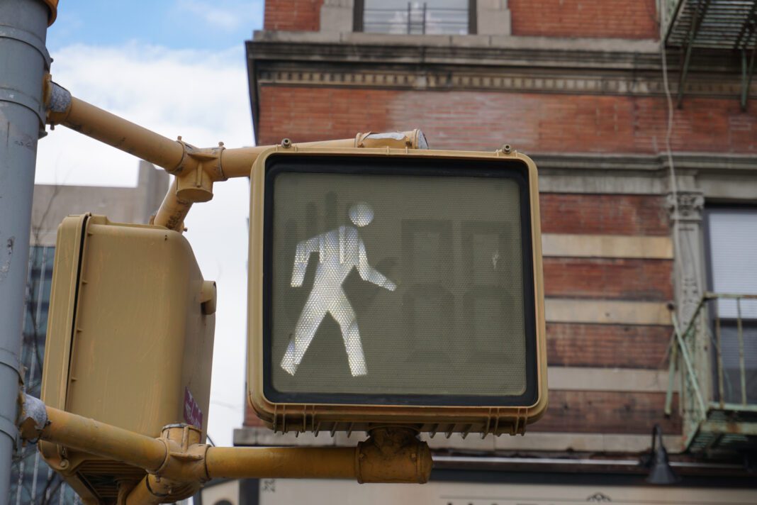 cross walk light depicting when its safe to cross