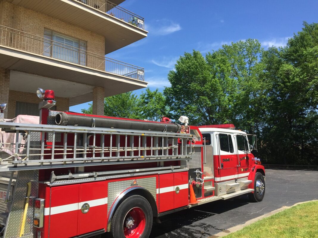 firetruck arrives at scene of apartment fire