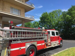 firetruck arrives at scene of apartment fire 