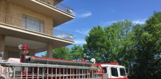 firetruck arrives at scene of apartment fire