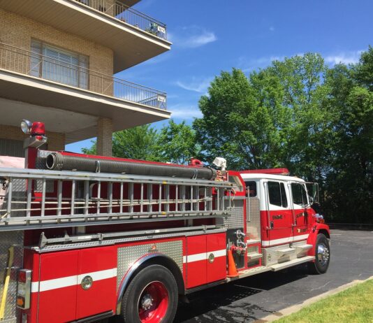 Apartment Fire in Fair Oaks Kills 1 firetruck arrives at scene of apartment fire